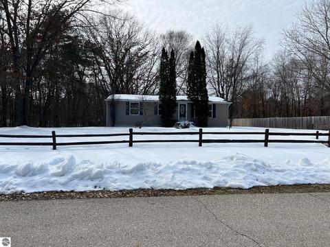 2131 Pine Crescent Dr, Farwell, MI 48622 photo 2