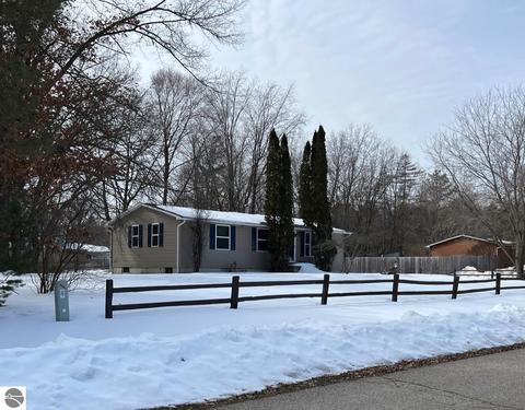 2131 Pine Crescent Dr, Farwell, MI 48622 photo 1