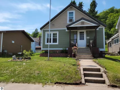 303 W Onota St, Munising, MI 49862