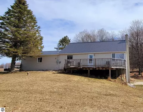 7415 Weeman Rd, Bellaire, MI 49615