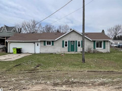 104 W Mineral St, Clare, MI 48617