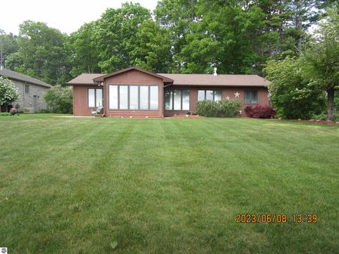 1169 S Bay Dr, Tawas City, MI 48763