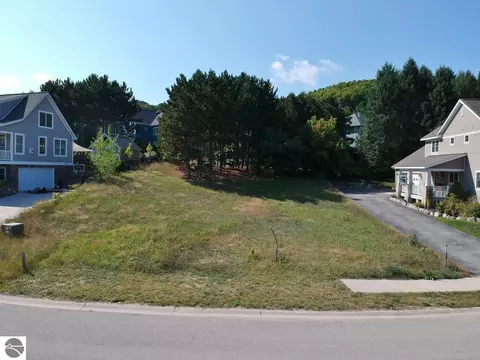 10642 Shrewbury St, Traverse City, MI 49684