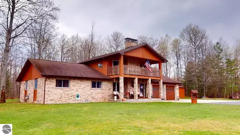 9183 Peter Ave, Houghton Lake, MI 48629