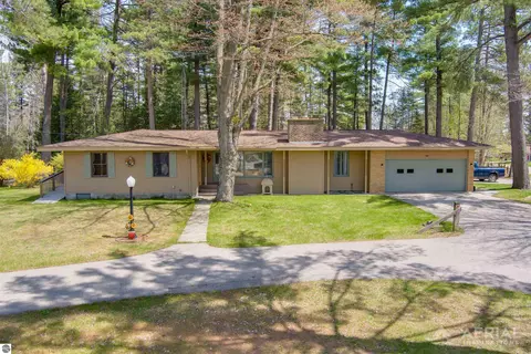 2302 Woodland Dr, West Branch, MI 48661