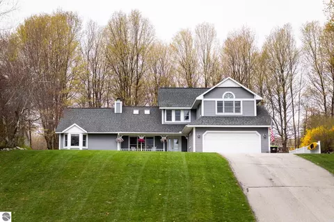 9766 Valley Hills Dr, Traverse City, MI 49684