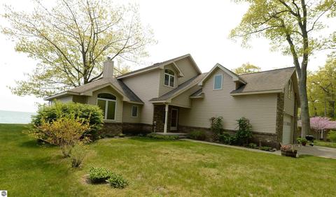 2115 Douglas Dr, Tawas City, MI 48763
