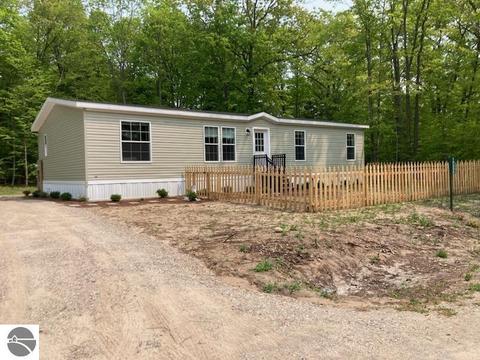 18898 Lakewood Cir, Lake Ann, MI 49650