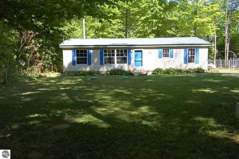 524 Yellowstone Rd, Cadillac, MI 49601