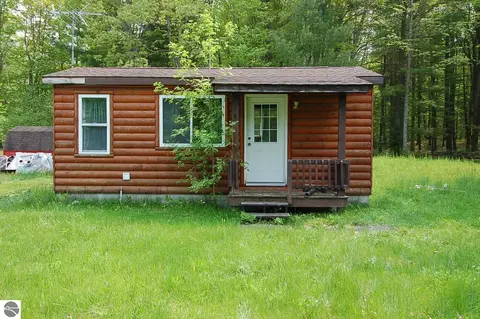 11099 Aqua Rd, Houghton Lake, MI 48629
