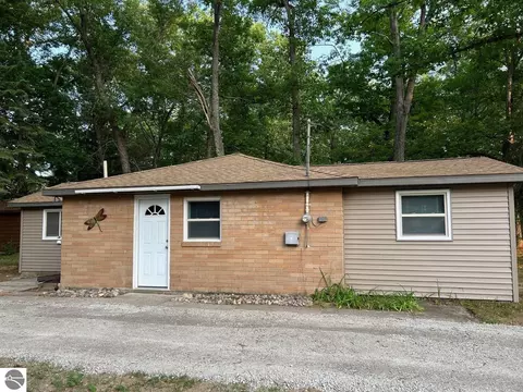 158 Kimberly Dr, Prudenville, MI 48651