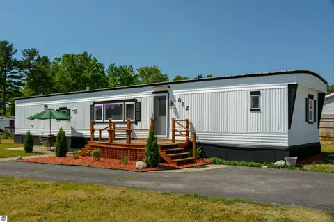 882 Crestwood Ln, Traverse City, MI 49686