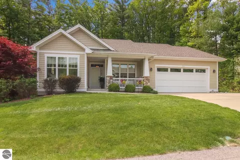 322 Autumn Rdg, Traverse City, MI 49686