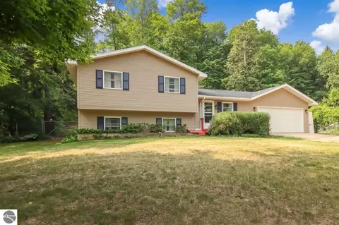 1798 Cardinal Ln, Traverse City, MI 49696