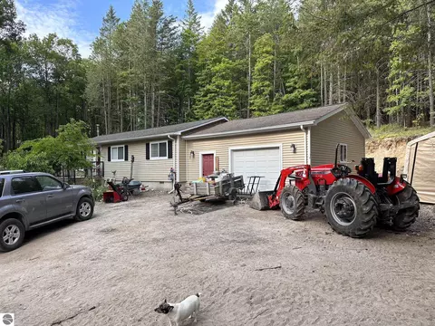 11155 E Silver Leaf Farm Rd, Suttons Bay, MI 49682