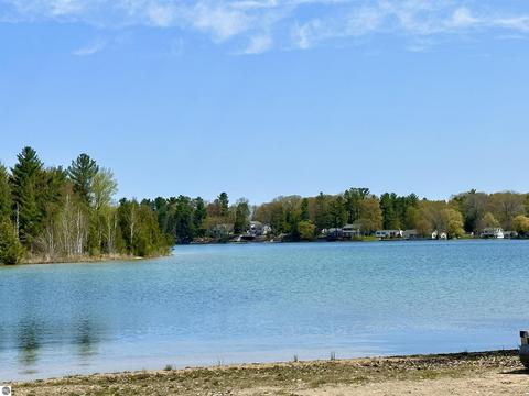 1189 Piccadilly Rd, Traverse City, MI 49685