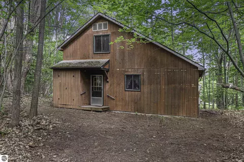 270 Forest Trl, Leroy, MI 49655