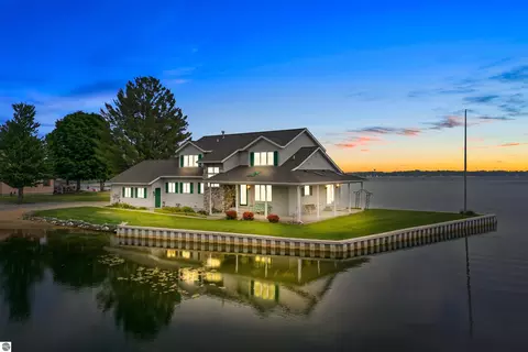 157 S Mark Trl, Lake City, MI 49651