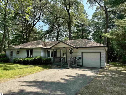 619 Belmont Dr, Traverse City, MI 49686