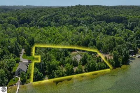 S Shugart Shores, Traverse City, MI 49684