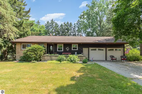 915 Falkirk Rd, Alma, MI 48801