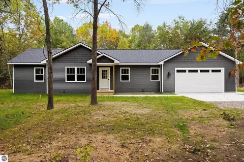 5851 NW Aarwood Rd, Rapid City, MI 49676