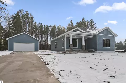 261 Scenic Woods Dr, Cadillac, MI 49601