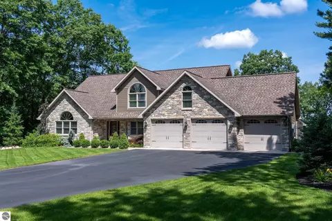 1036 Pueblo Pass, Lake Isabella, MI 48893