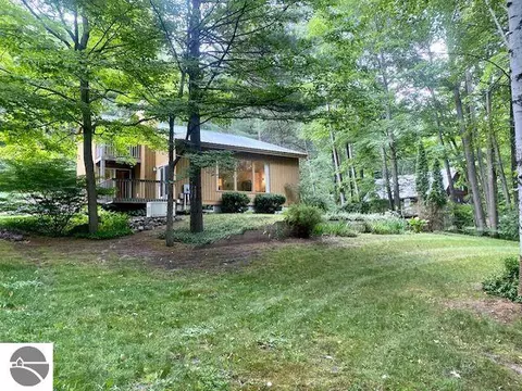 2140 N Birch Le Dr, Lake Leelanau, MI 49653