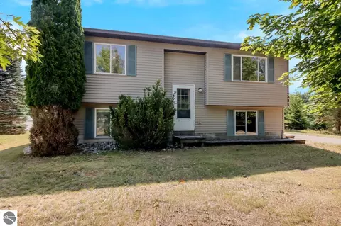 6331 Sunset Dr, Lake Ann, MI 49650