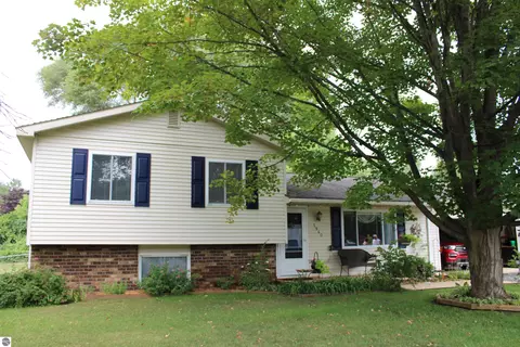 5940 Lillian Ln, Traverse City, MI 49685
