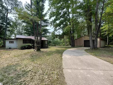 1187 Ziggy Rd, Farwell, MI 48622