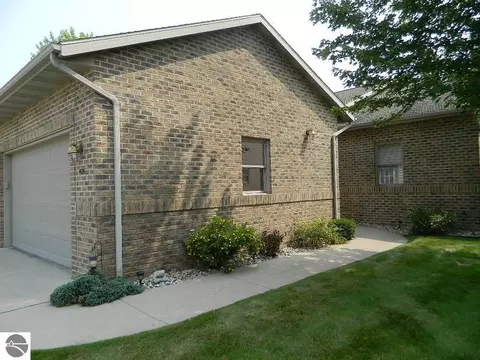 2745 Eland Ct, Mount Pleasant, MI 48858