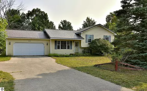 2177 Holland Cir, Traverse City, MI 49685