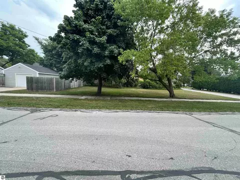 513 Grant St, Traverse City, MI 49686