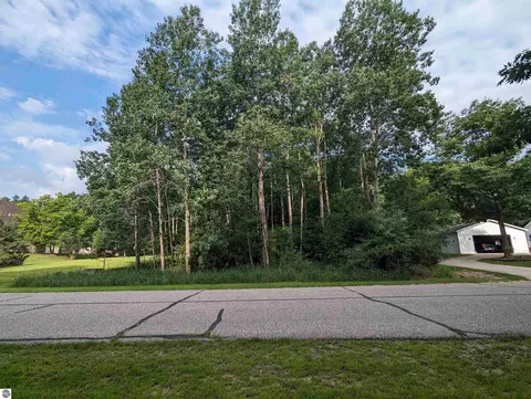 4007 Castle Ln, Lake Isabella, MI 48893