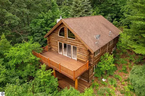 10690 E Rainbows End, Suttons Bay, MI 49682