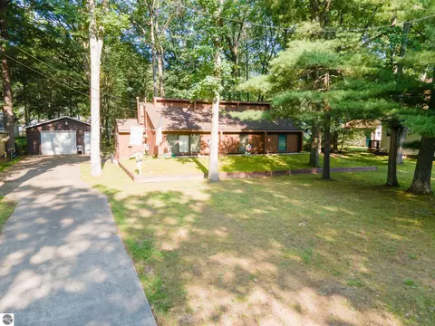121 Kimberly Dr, Prudenville, MI 48651
