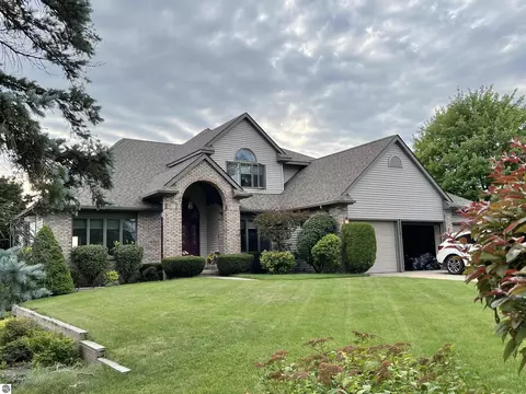 1118 Fairway Dr, Lake Isabella, MI 48893