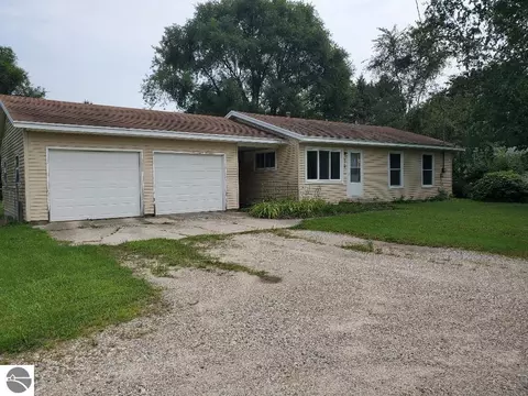 3753 S Shepherd Rd, Mount Pleasant, MI 48858