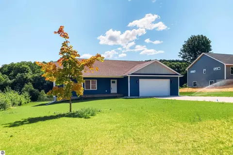 910 Coyote Ln, Traverse City, MI 49696