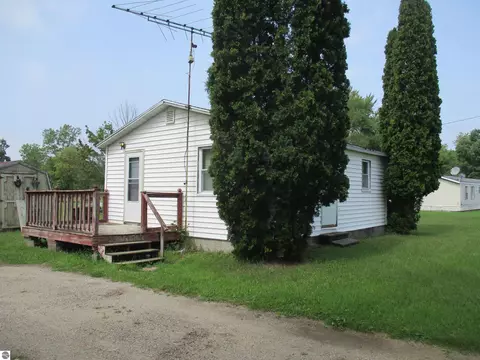 885 N 891 N Warner Rd, Sumner, MI 48889 photo 2