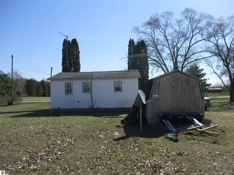 885 N 891 N Warner Rd, Sumner, MI 48889 photo 12