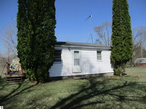 885 N 891 N Warner Rd, Sumner, MI 48889