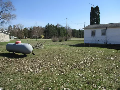 885 N 891 N Warner Rd, Sumner, MI 48889 photo 11