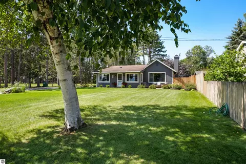 704 W Lake Dr, Cadillac, MI 49601