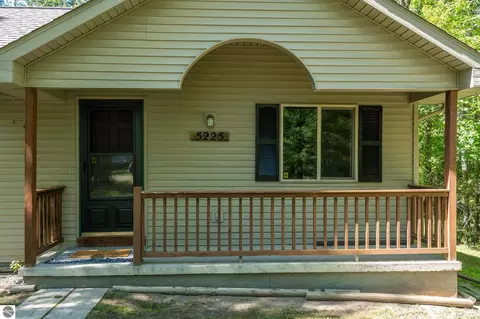 5225 King Richards Ct, Gladwin, MI 48624 photo 3