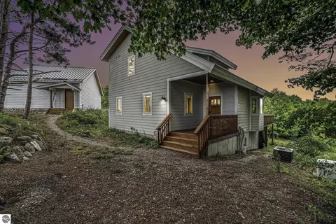 3081 Lakeview Dr, Beulah, MI 49617