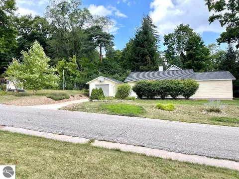 302 Steuben St, Bellaire, MI 49615