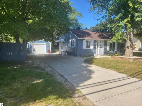 104 S Elizabeth St, Mount Pleasant, MI 48858